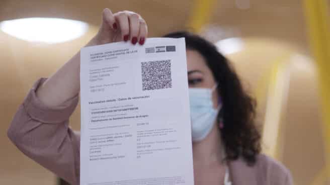 Una mujer muestra el certificado COVID Digital de la Unión Europea, durante el día en el que se puso en marcha para garantizar la movilidad segura ante la COVID19.