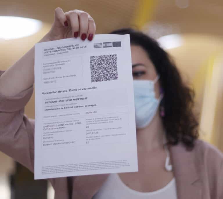 El retraso de la tercera dosis tras la infección impide la renovación de miles pasaportes Covid