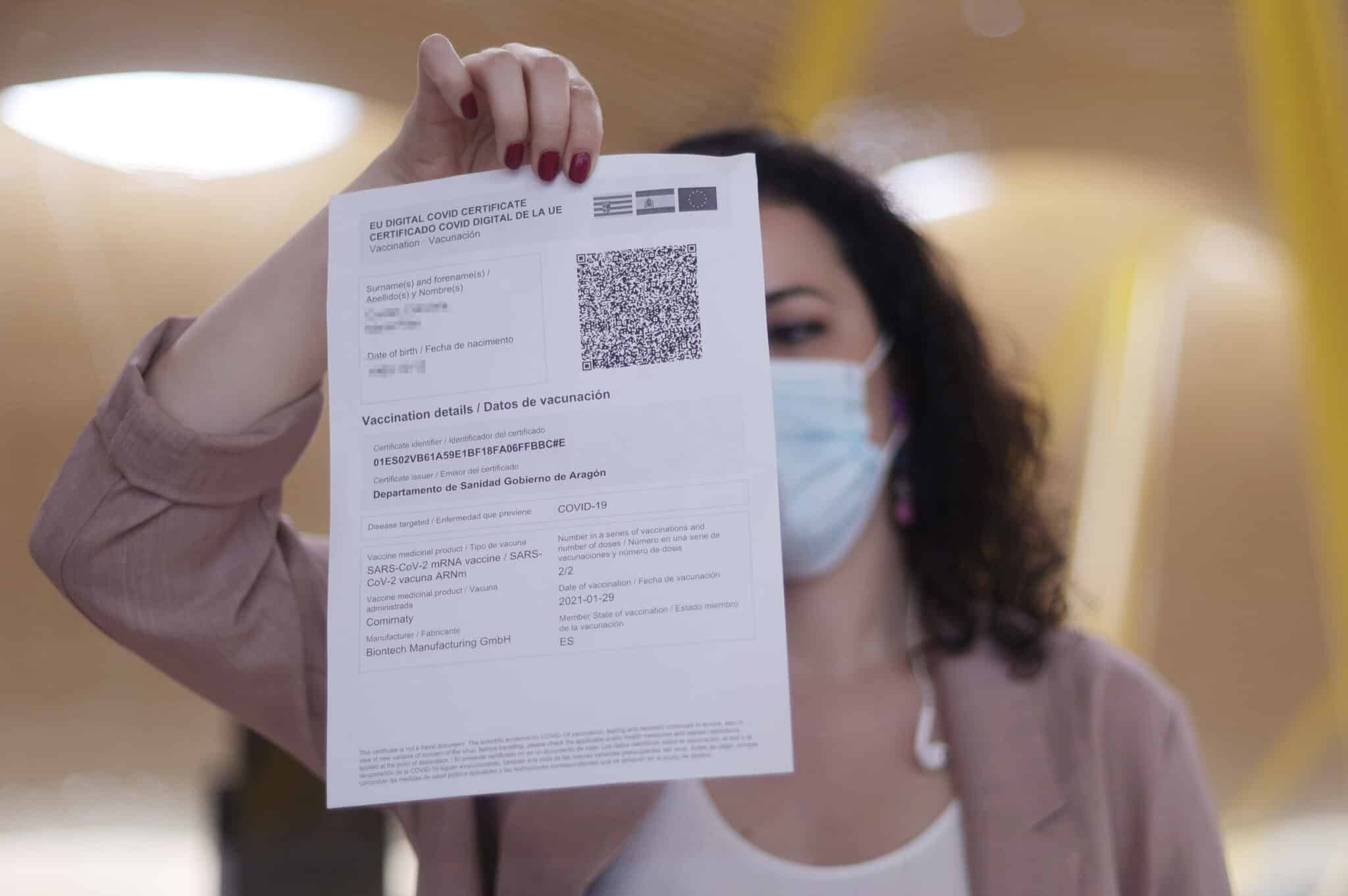 Una mujer muestra el certificado COVID Digital de la Unión Europea, durante el día en el que se puso en marcha para garantizar la movilidad segura ante la COVID19.