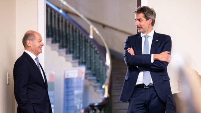 Ministro de Finanzas alemán Olaf Scholz en Washington El Ministro de Finanzas alemán Olaf Scholz (L) habla con su portavoz Steffen Hebestreit en el Tesoro de los EE.UU.