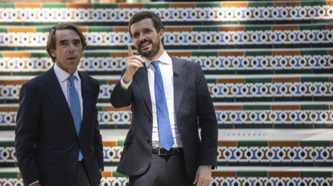 El presidente del PP, Pablo Casado (d), y el expresidente del Gobierno José María Aznar (i).