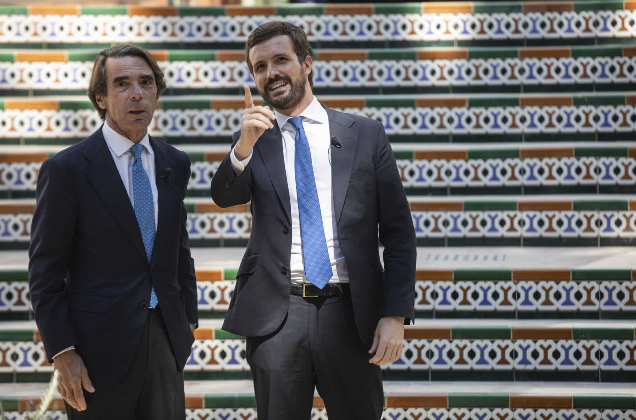El presidente del PP, Pablo Casado (d), y el expresidente del Gobierno José María Aznar (i).