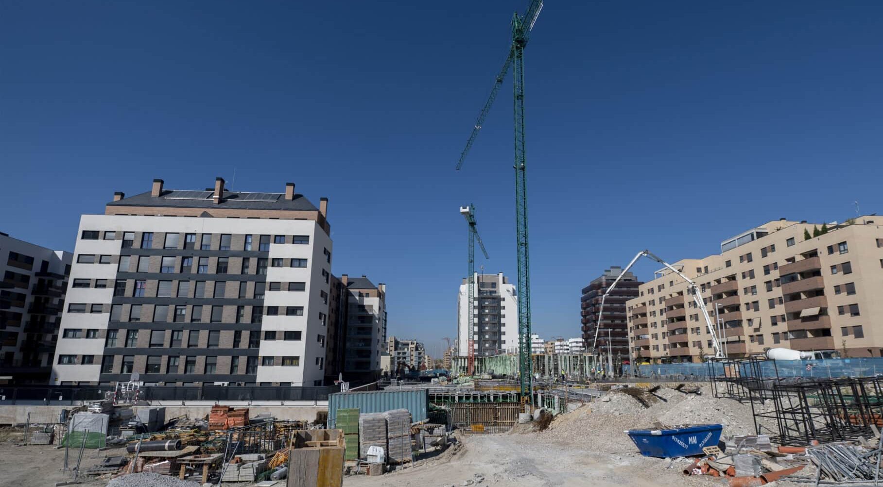 Grúas en una zona de construcción de edificios.