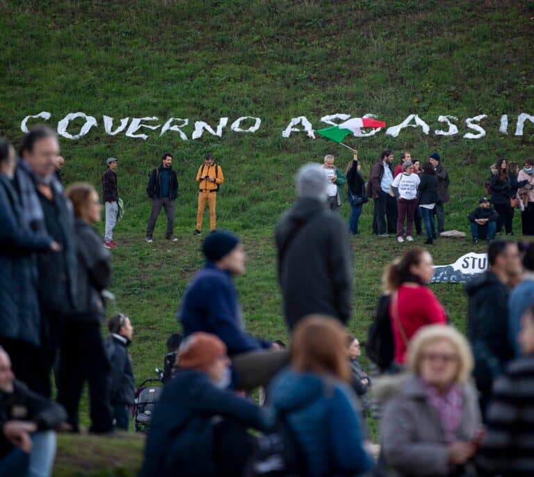 Italia comunica un récord de más de 144.000 casos de Covid diarios