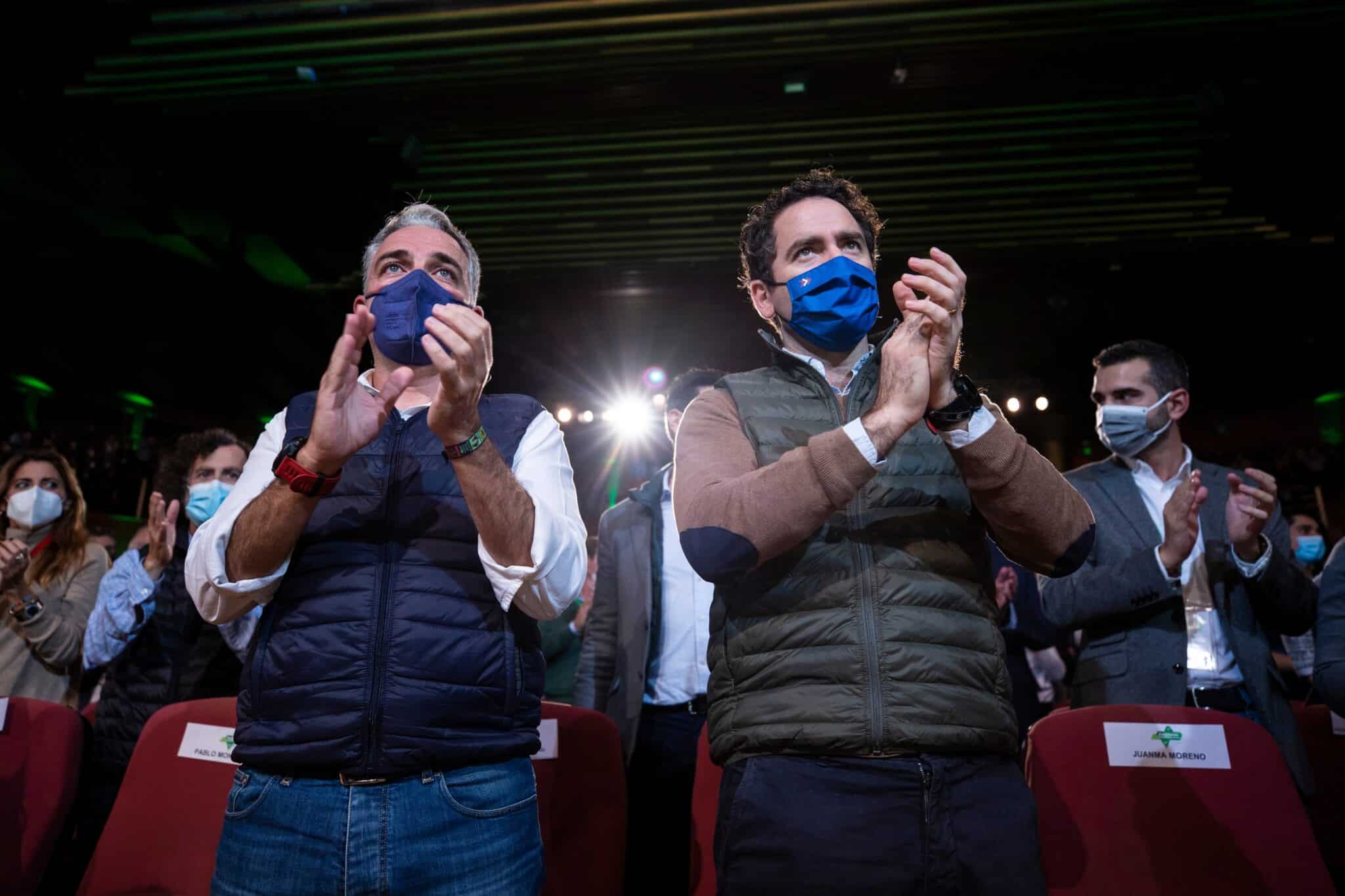 El secretario general del PP, Teodoro García Egea (d), junto al presidente del PP de Málaga, Elías Bendodo (i).