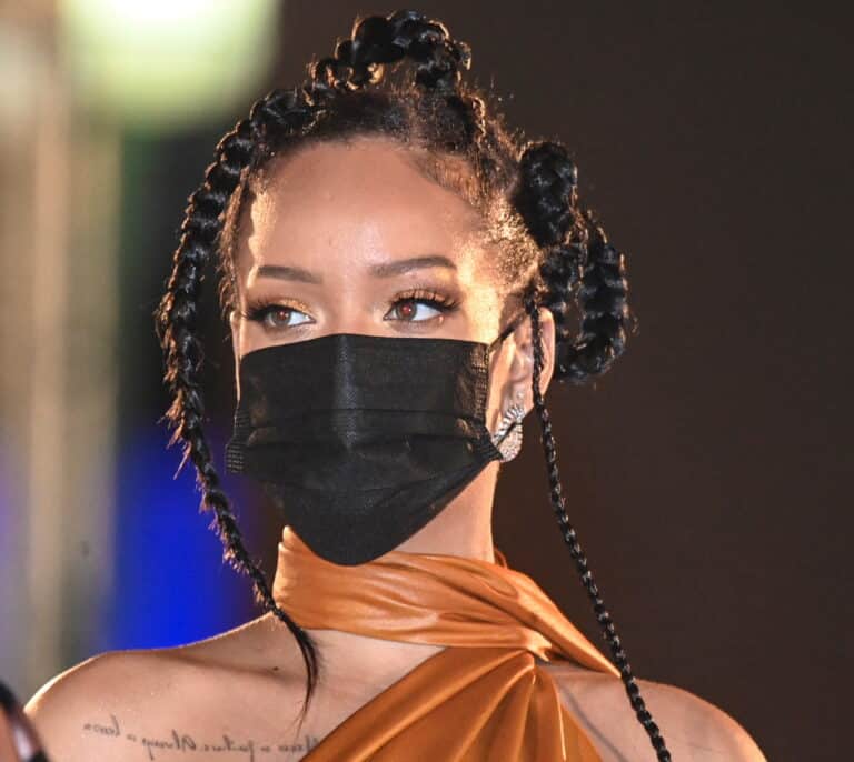 Rihanna, embarazada de su primer hijo