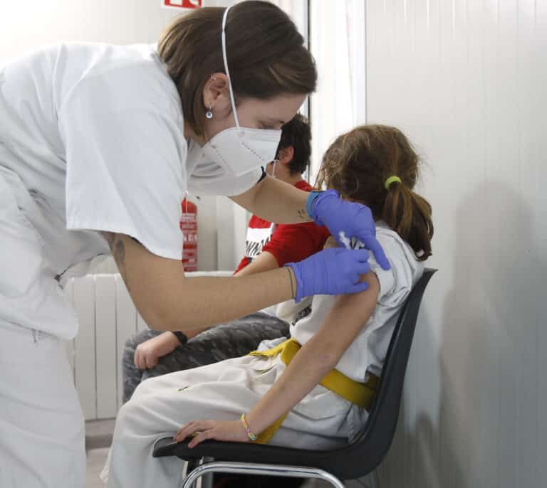 Casi la mitad de niños hospitalizados por Covid tiene dolor de cabeza y alteración del estado mental