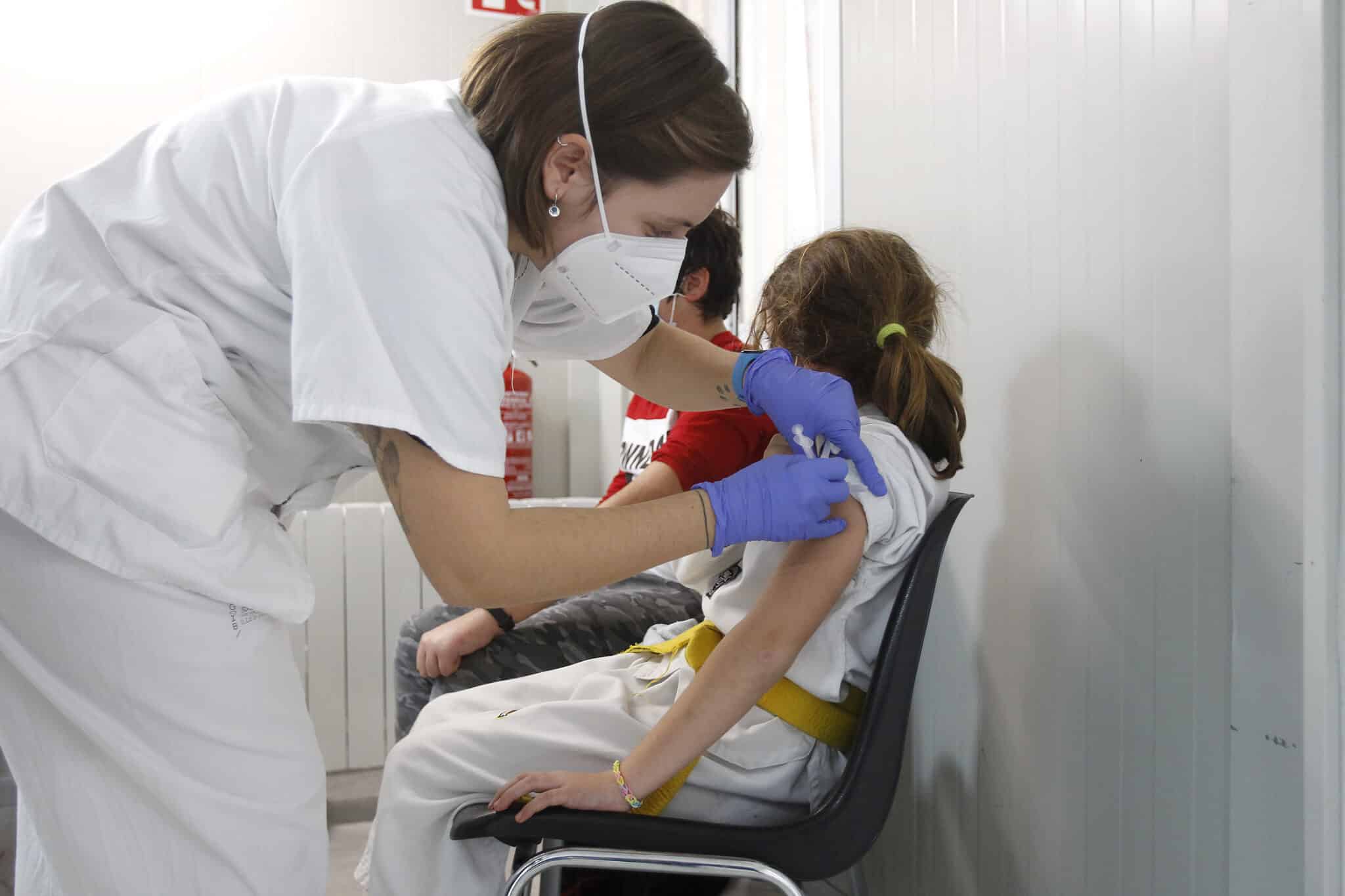Una niña recibe una dosis de la vacuna contra el Covid-19