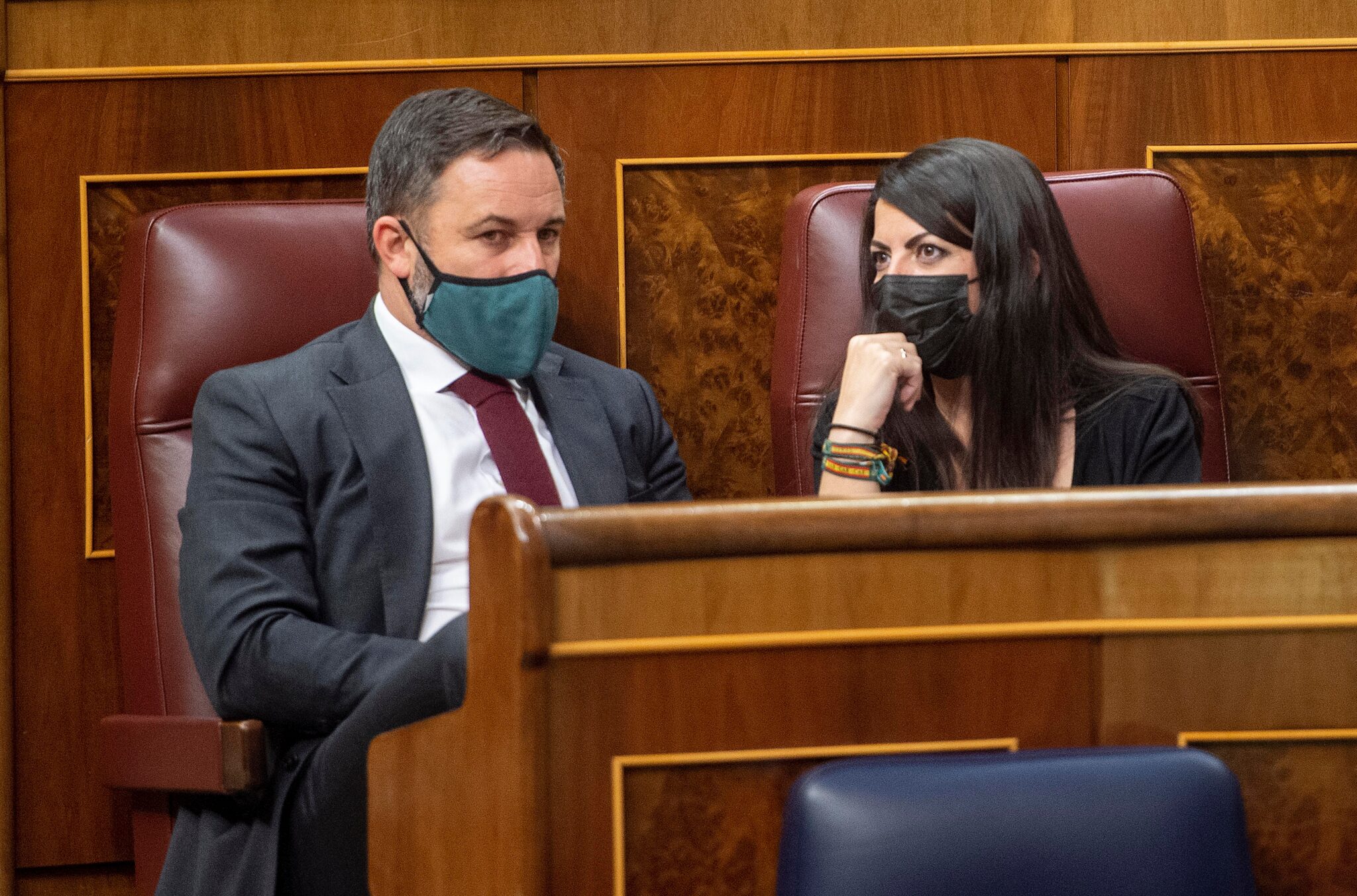 El líder de Vox, Santiago Abascal, y la secretaria general del partido en el Congreso, Macarena Olona.