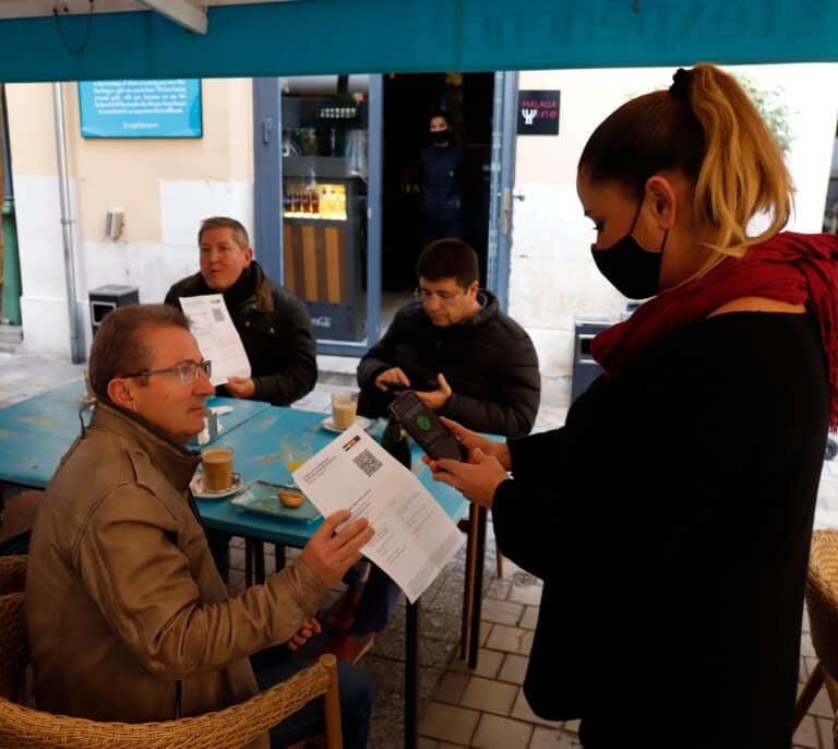 Andalucía pedirá a la Justicia usar el pasaporte Covid hasta el 31 de enero