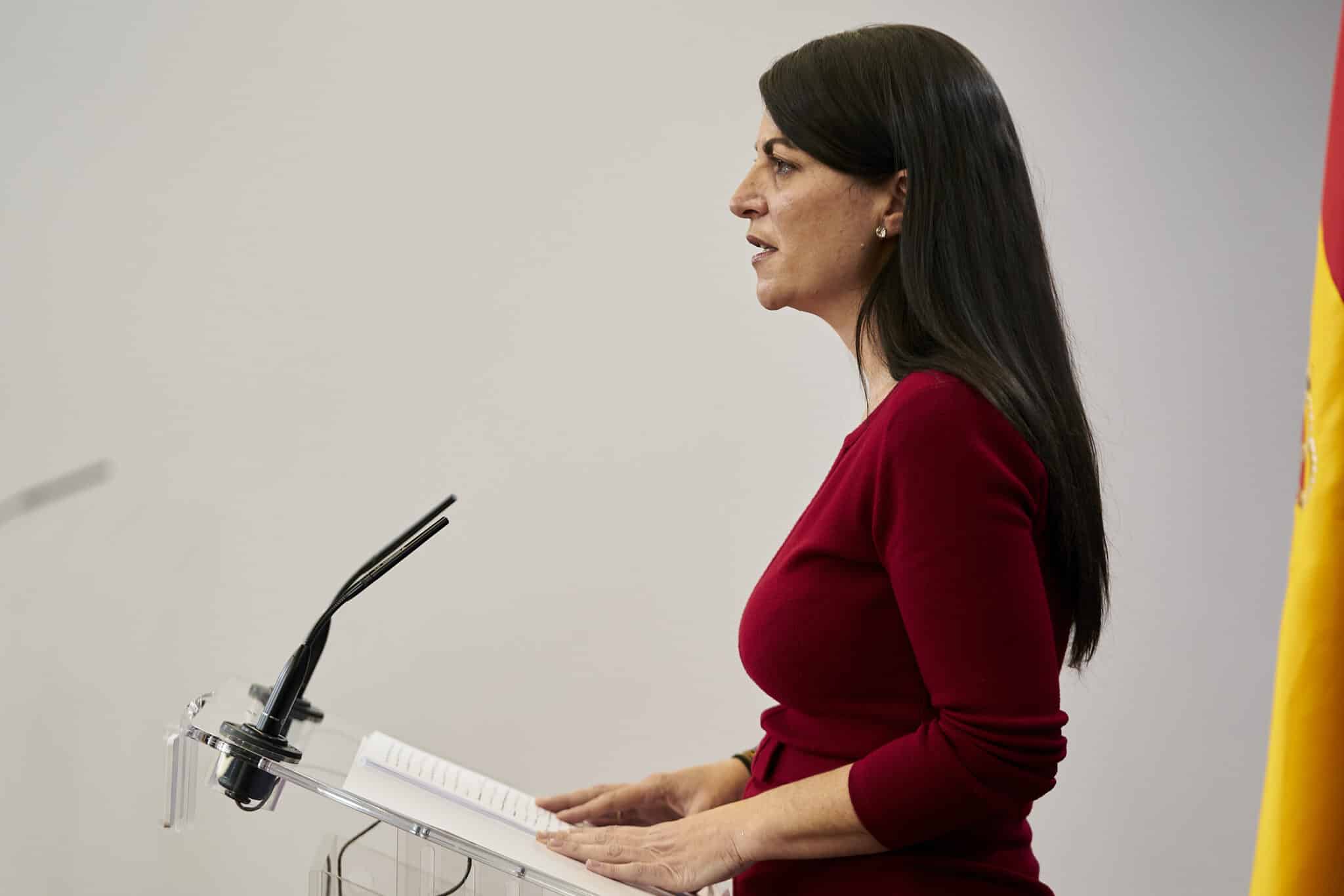 La portavoz adjunta de Vox en el Congreso, Macarena Olona, en una rueda de prensa durante una Junta de Portavoces en el Congreso de los Diputados