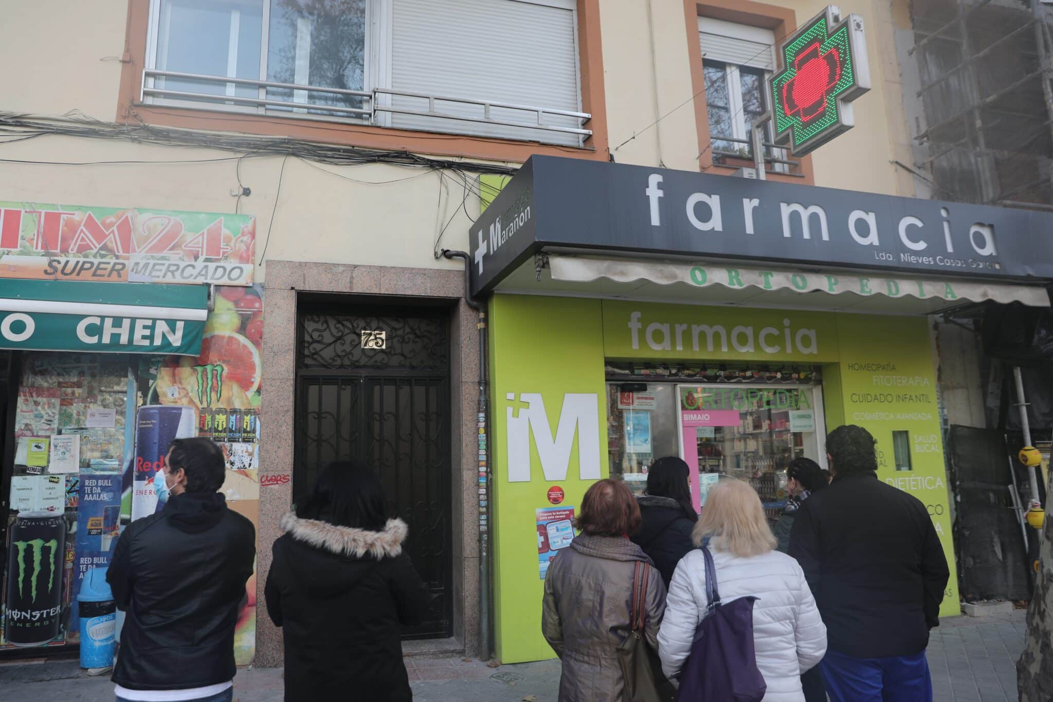 Varias personas hacen cola en una farmacia para adquirir un test de antígenos