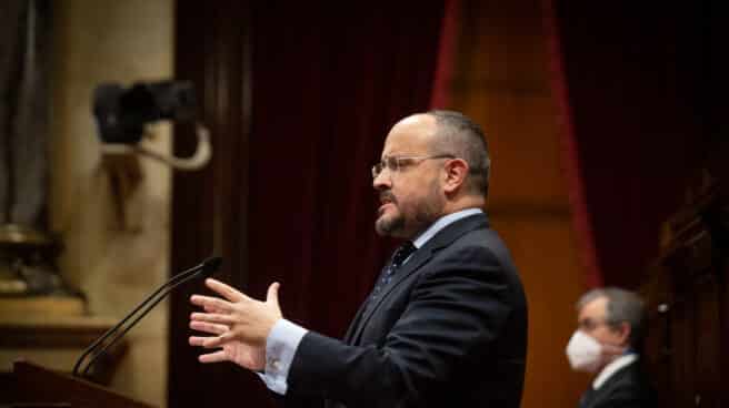 El presidente del PP de Catalunya, Alejandro Fernández, interviene en un pleno del Parlament de Cataluña, a 23 de diciembre de 2021