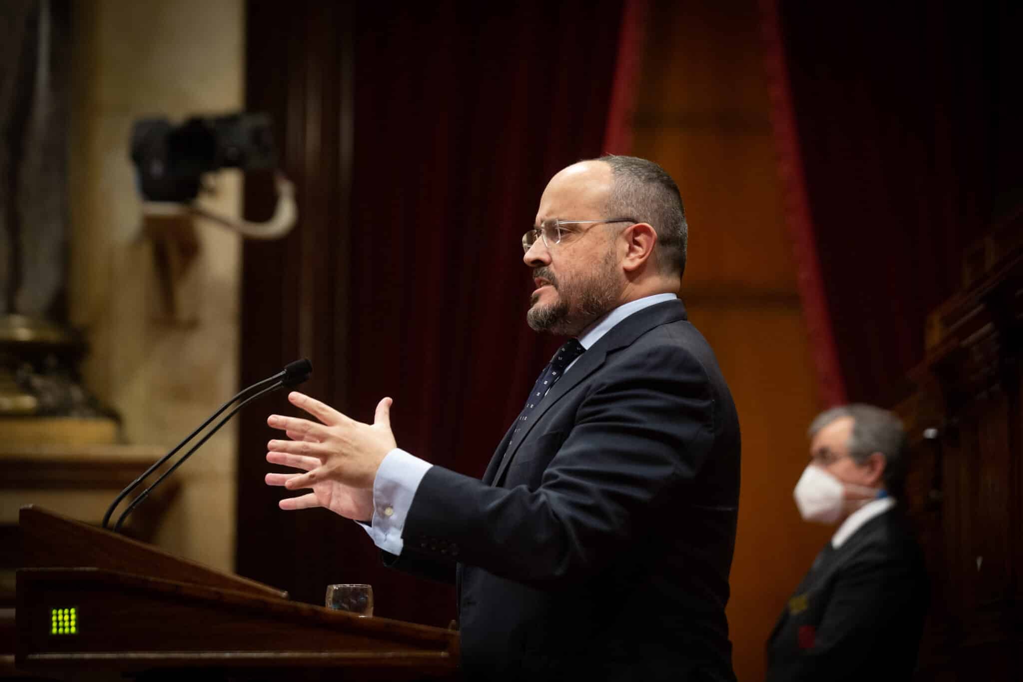 El presidente del PP de Catalunya, Alejandro Fernández, interviene en un pleno del Parlament de Cataluña, a 23 de diciembre de 2021