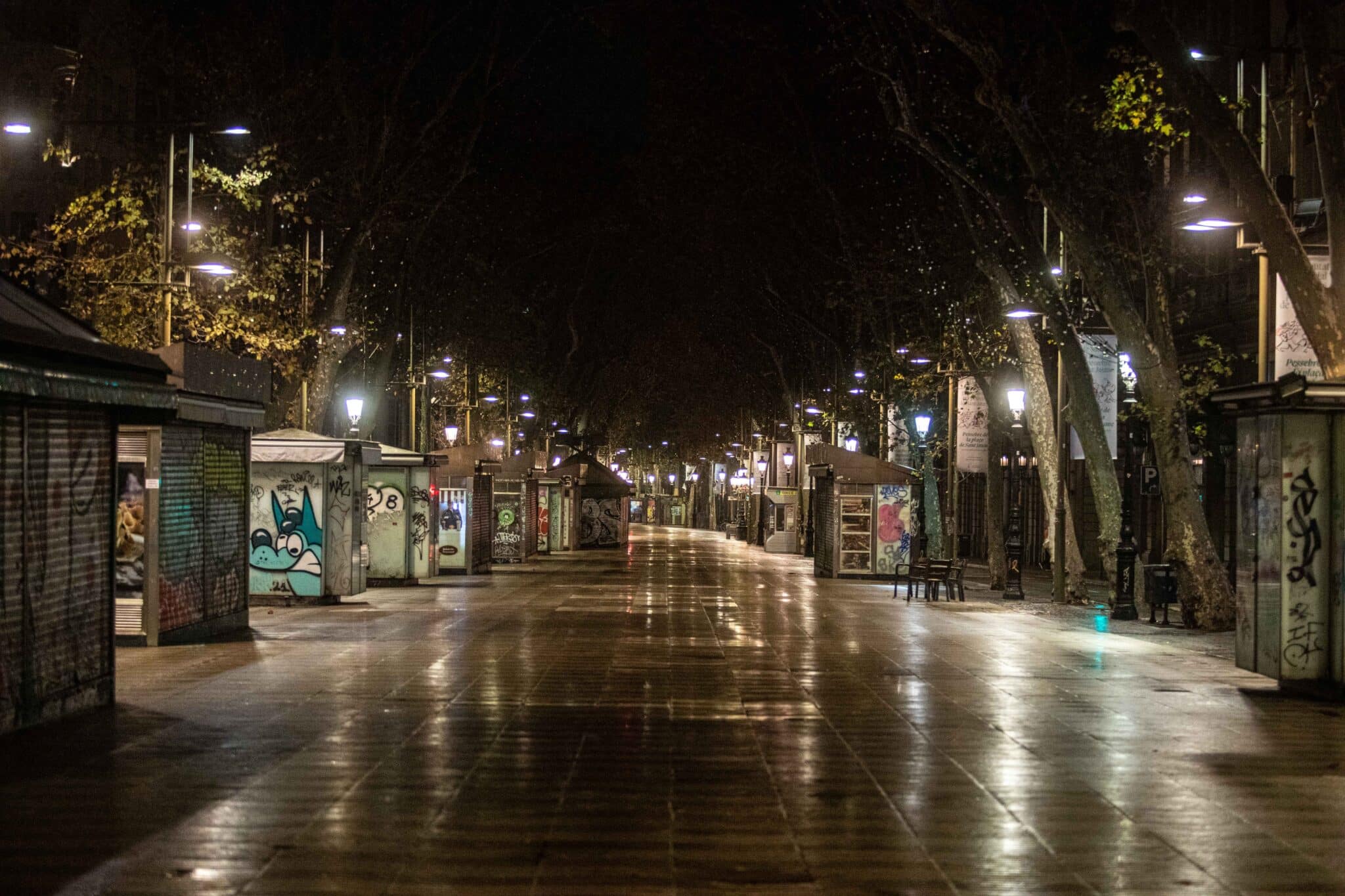 La Ramblas vacía después del toque de queda en la ciudad, a 24 de diciembre de 2021, en Barcelona, Catalunya (España).