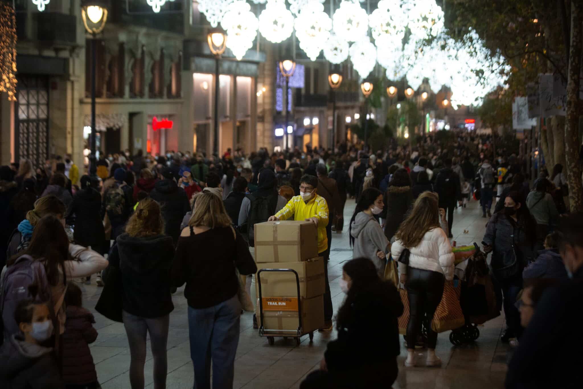 Un hombre desplaza cajas por una vía de Barcelona