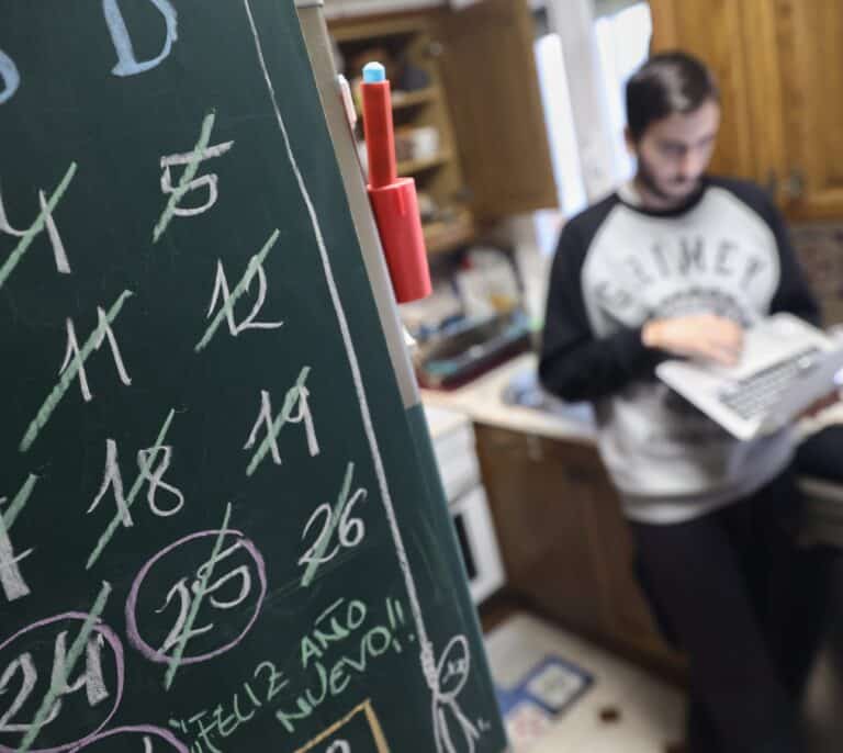 Las bajas laborales por covid se triplican en tres semanas en Cataluña