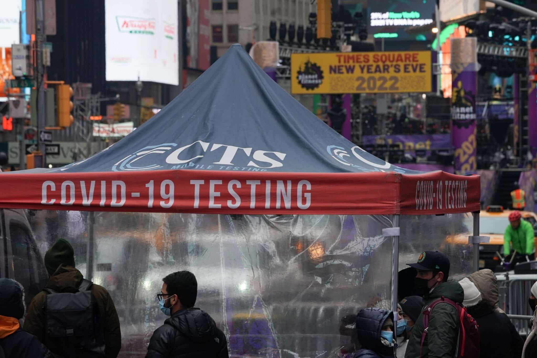 La gente espera en la fila para hacerse una prueba de PCR del coronavirus (Covid-19) en Times Square antes de la víspera de Año Nuevo