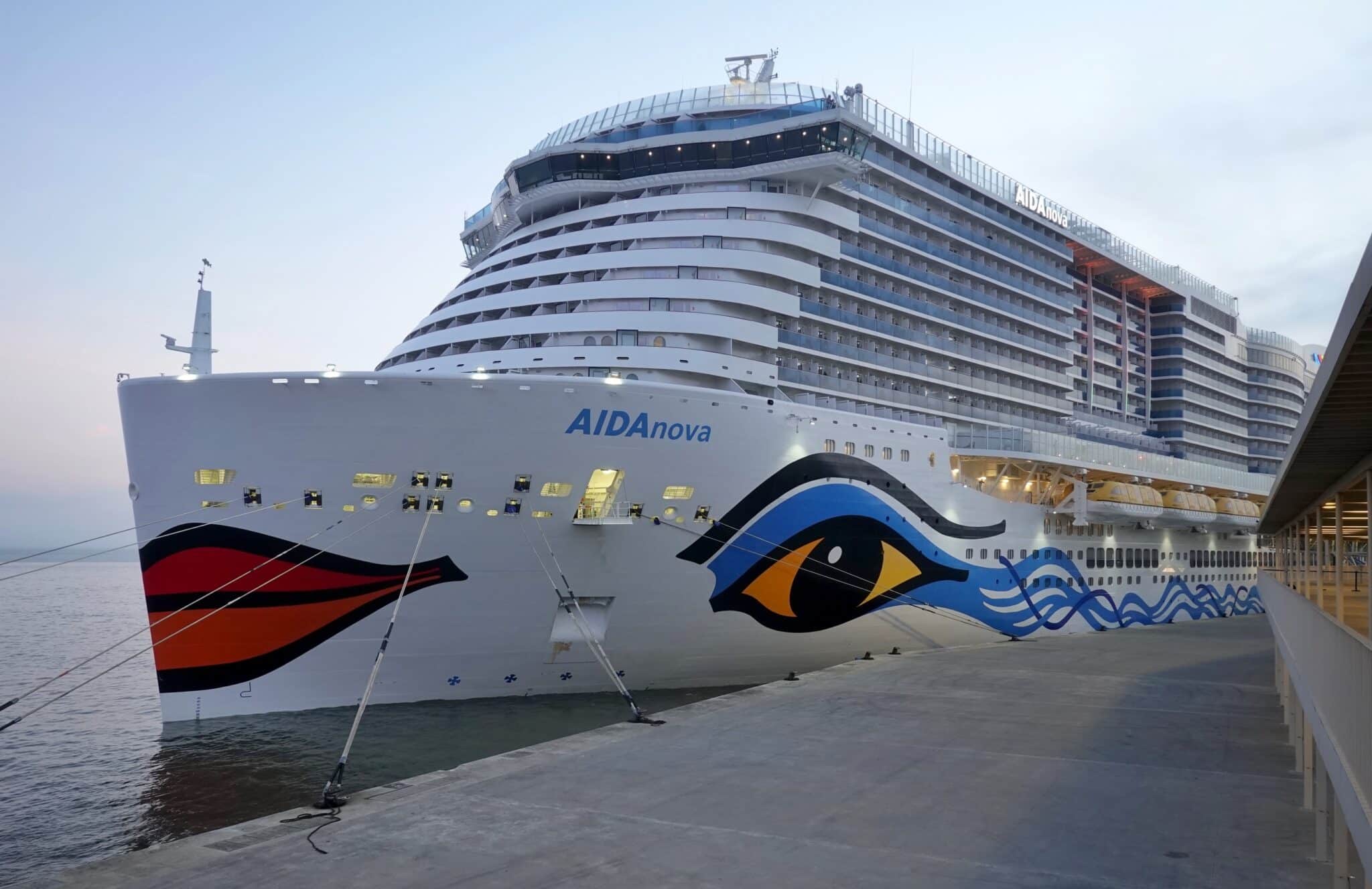 Portugal, Lisboa: el crucero AIDAnova está atracado en la terminal de cruceros de la capital portuguesa tras ser detenido