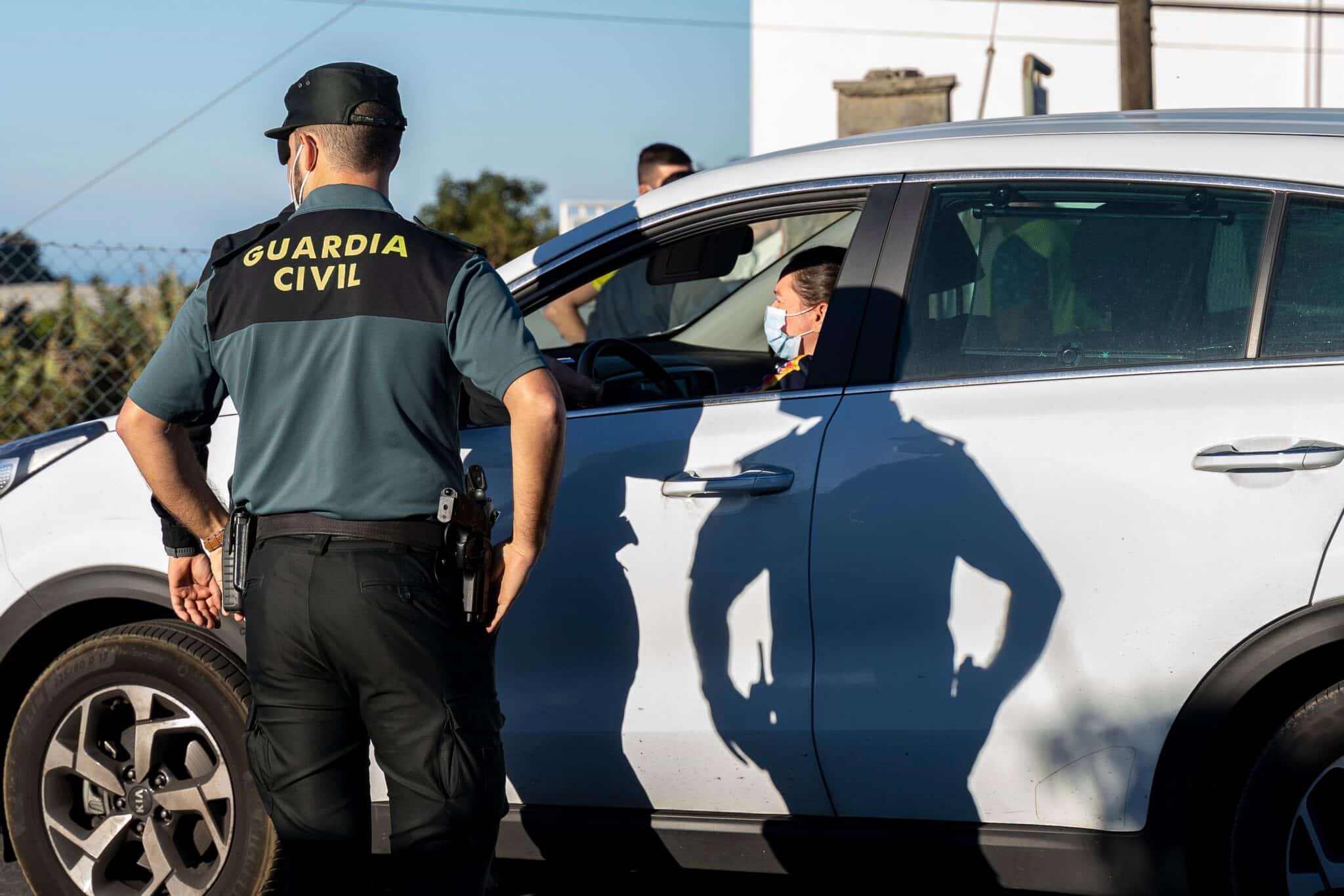 Un Guardia Civil conversa con una mujer