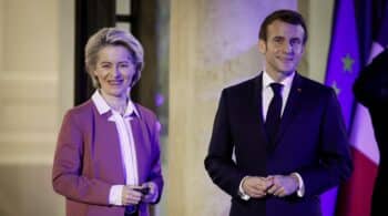 Macron asume "totalmente" sus declaraciones sobre "fastidiar" a quienes no se vacunen