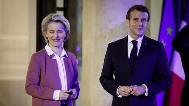 El presidente francés Emmanuel Macron (R) da la bienvenida a la presidenta de la Comisión Europea, Ursula von der Leyen, plantean antes de una reunión con miembros de la Comisión Europea en el Palacio del Elíseo