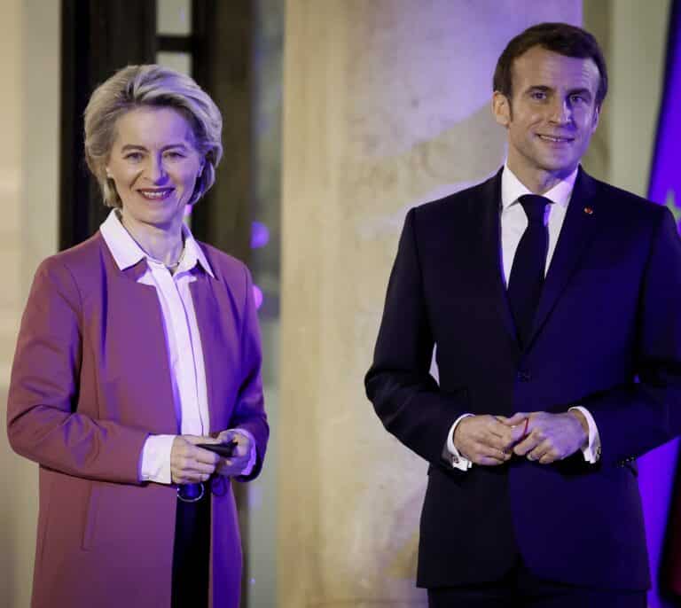 Macron asume "totalmente" sus declaraciones sobre "fastidiar" a quienes no se vacunen