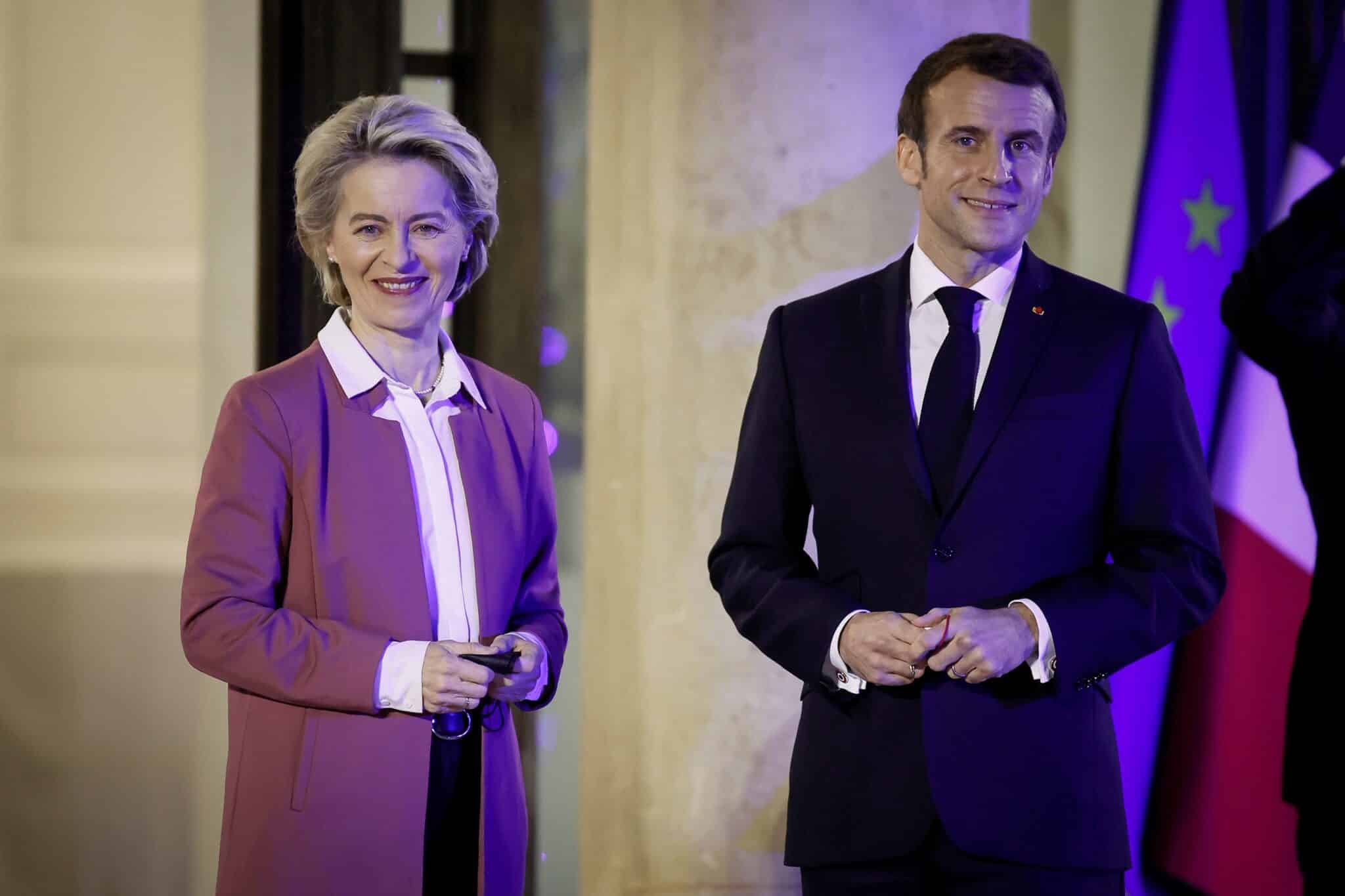 El presidente francés Emmanuel Macron (R) da la bienvenida a la presidenta de la Comisión Europea, Ursula von der Leyen, plantean antes de una reunión con miembros de la Comisión Europea en el Palacio del Elíseo