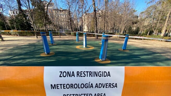 El Retiro y ocho parques mantienen zonas balizadas por alerta naranja