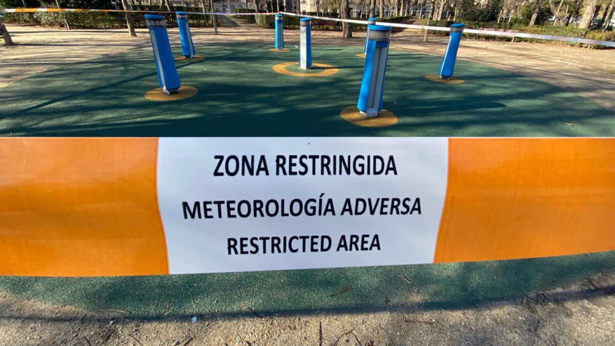 Parques cerrados y vallados en Madrid con un aviso en el que se lee "Zona restringida, Meteorología Adversa".