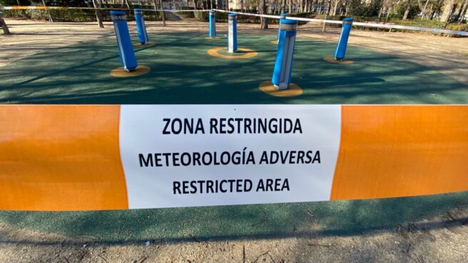 Parques cerrados y vallados en Madrid con un aviso en el que se lee "Zona restringida, Meteorología Adversa".