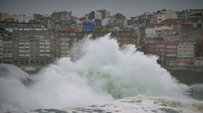 Lluvias y fuertes vientos que provocan grandes olas en La Coruña, Galicia, en alerta naranja