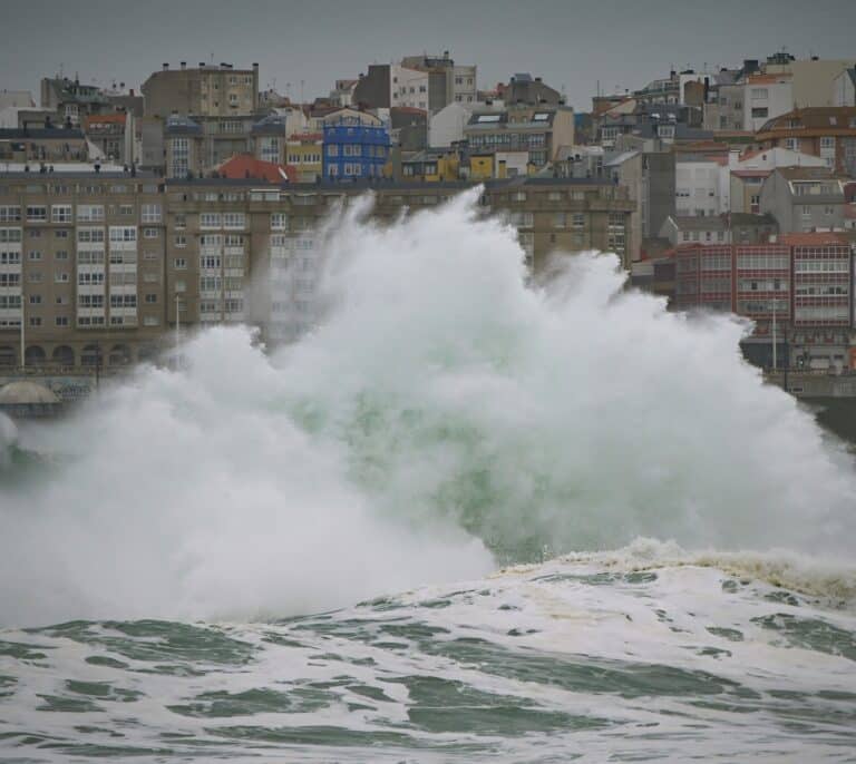 Situación anticiclónica generalizada en la Península y Baleares e intervalos de viento fuerte