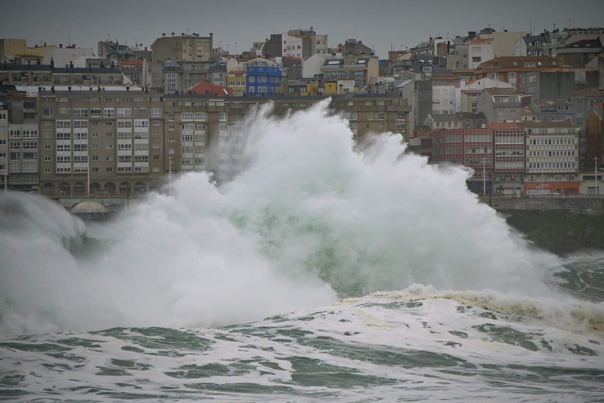 Lluvias y fuertes vientos que provocan grandes olas en La Coruña, Galicia, en alerta naranja