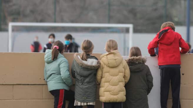 Vuelta a las aulas tras Navidad en Madrid Varias niñas juegan en el recreo durante el primer día de clase presencial tras la Navidad