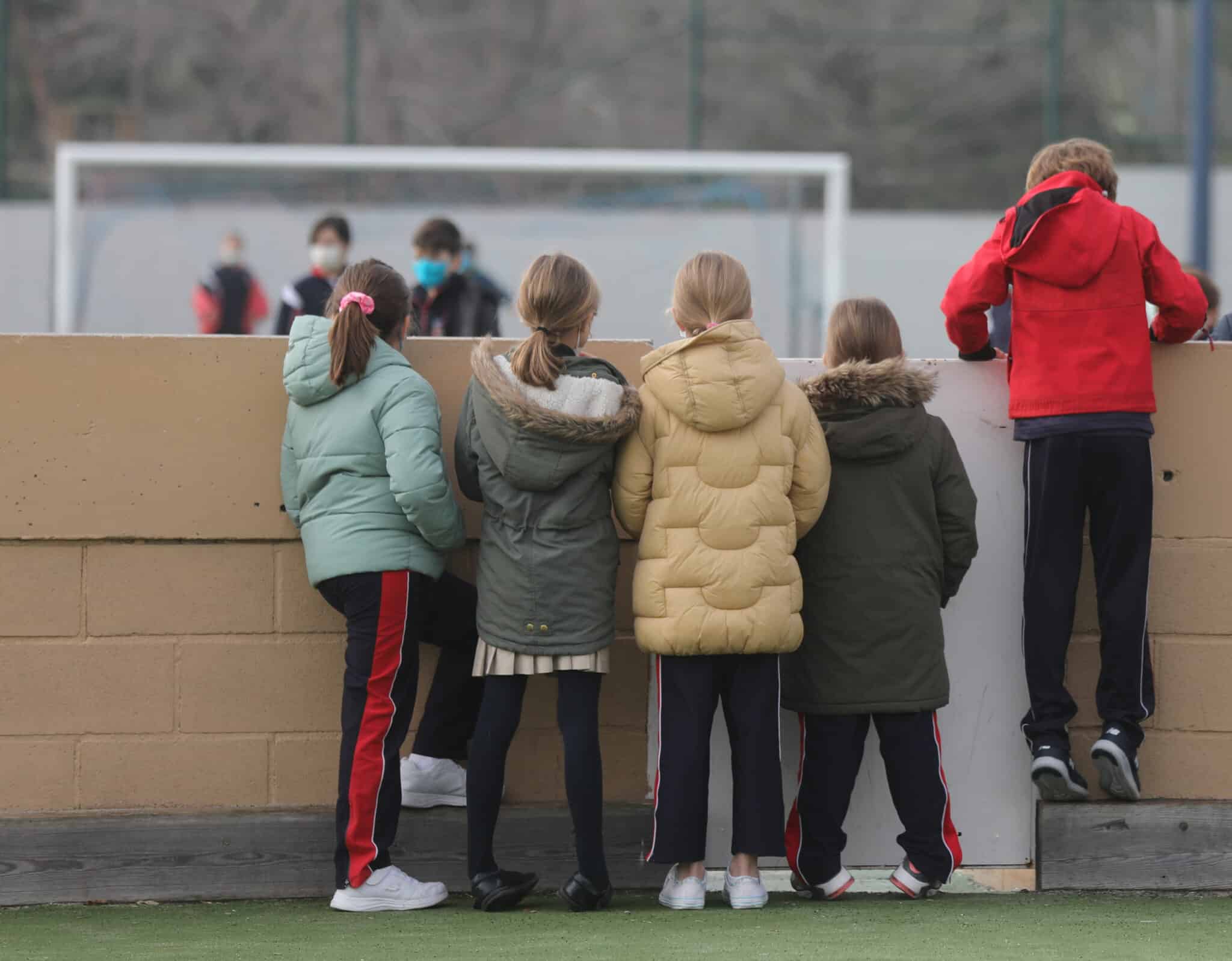 Varias niñas juegan en el recreo durante el primer día de clase presencial tras la Navidad