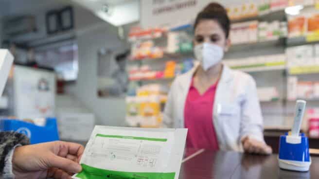 Una mujer con un test de antígenos en la farmacia ‘Las Gemelas’ en Madrid.