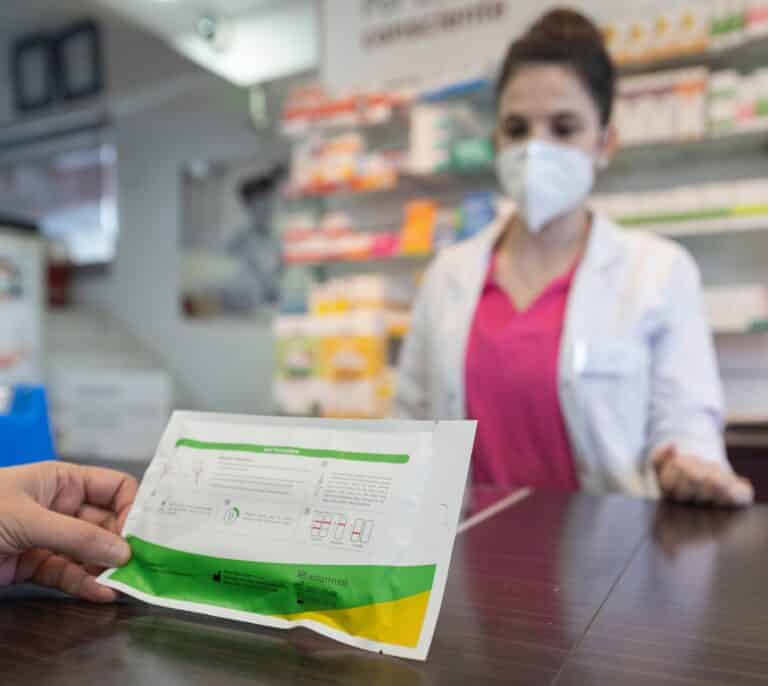 El Gobierno fija el precio máximo de los test de antígenos de farmacia en 2,94 euros