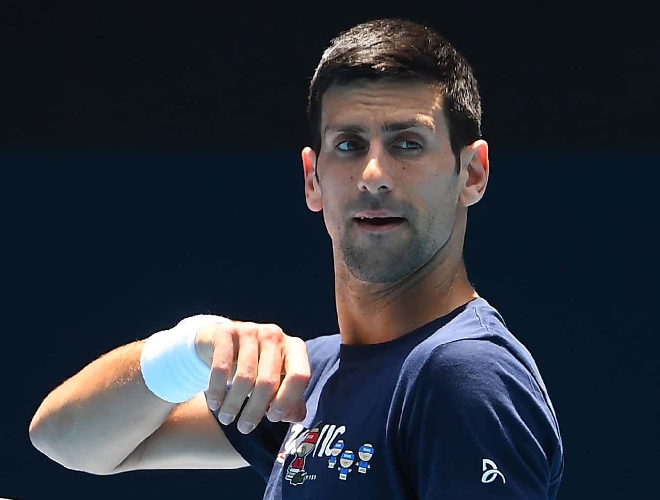 El tenista serbio Novak Djokovic en acción durante una sesión de entrenamiento antes del Abierto de Australia en Melbourne Park.