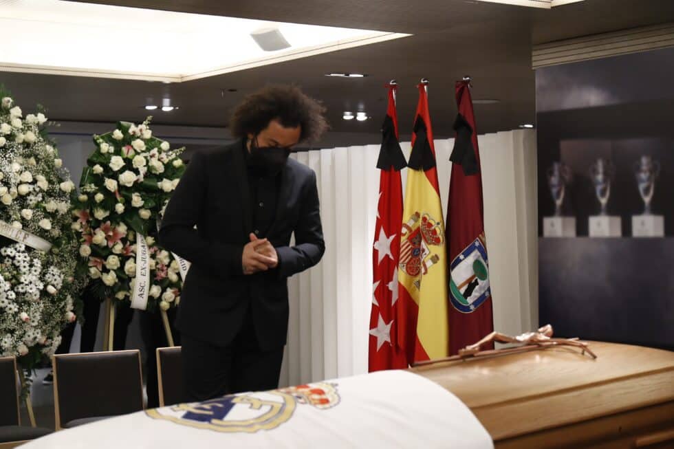 El defensa del Real Madrid Marcelo asiste a la capilla ardiente con los restos mortales de Paco Gento, en el palco de honor del Estadio Santiago Bernabéu