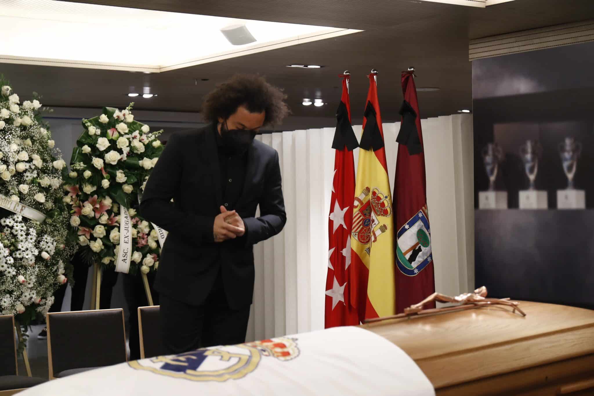 El defensa del Real Madrid Marcelo asiste a la capilla ardiente con los restos mortales de Paco Gento, en el palco de honor del Estadio Santiago Bernabéu