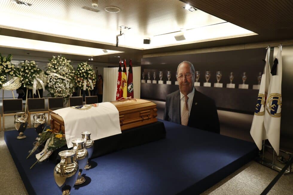 Vista de la capilla ardiente con los restos mortales de Paco Gento, en el palco de honor del Estadio Santiago Bernabéu