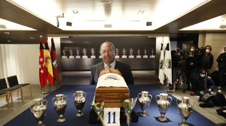 Vista de la capilla ardiente con los restos mortales de Paco Gento, en el palco de honor del Estadio Santiago Bernabéu