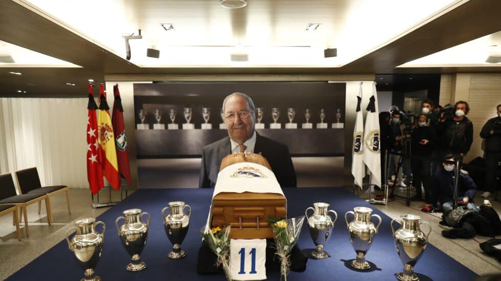 Vista de la capilla ardiente con los restos mortales de Paco Gento, en el palco de honor del Estadio Santiago Bernabéu