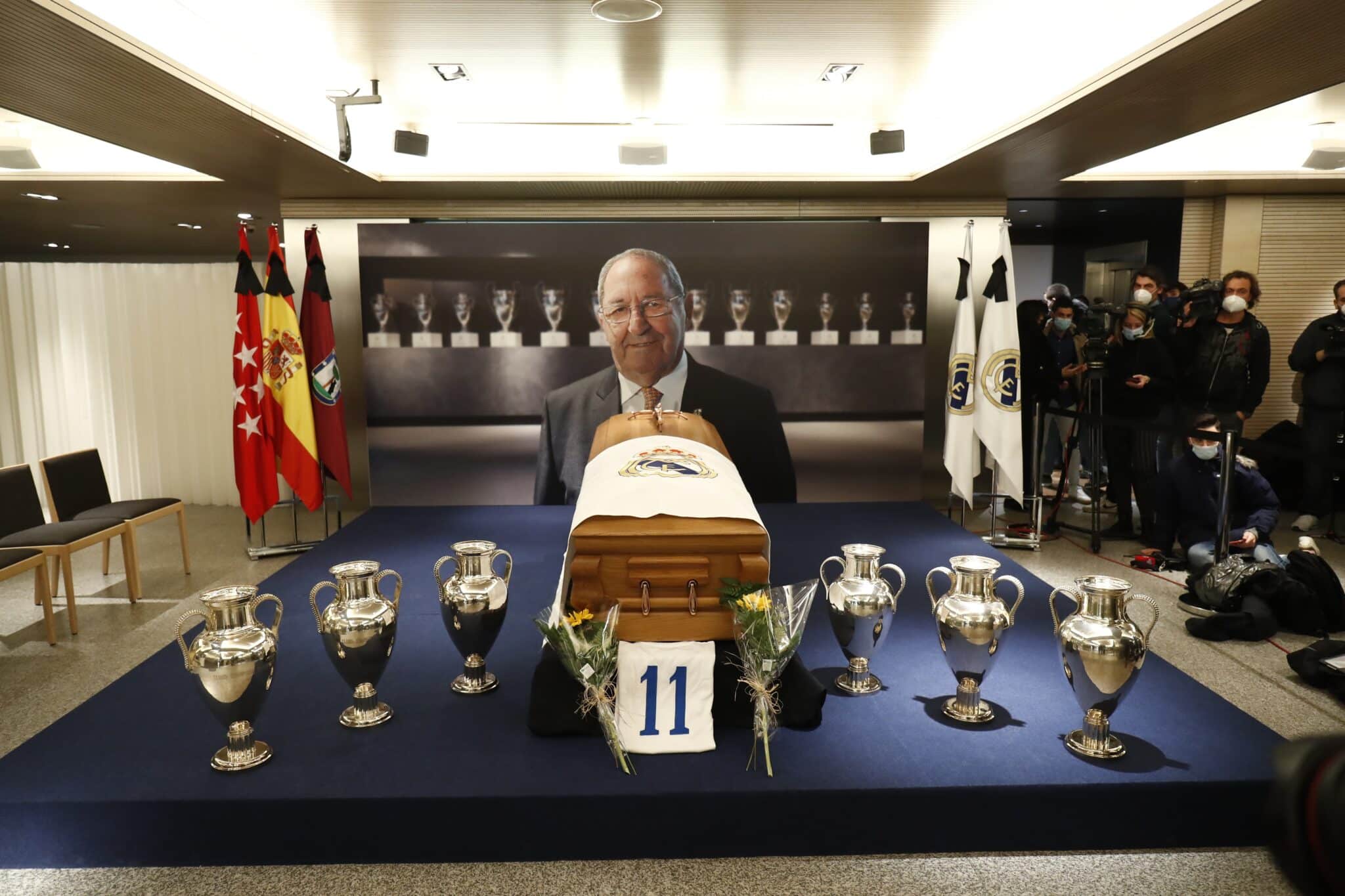 Vista de la capilla ardiente con los restos mortales de Paco Gento, en el palco de honor del Estadio Santiago Bernabéu