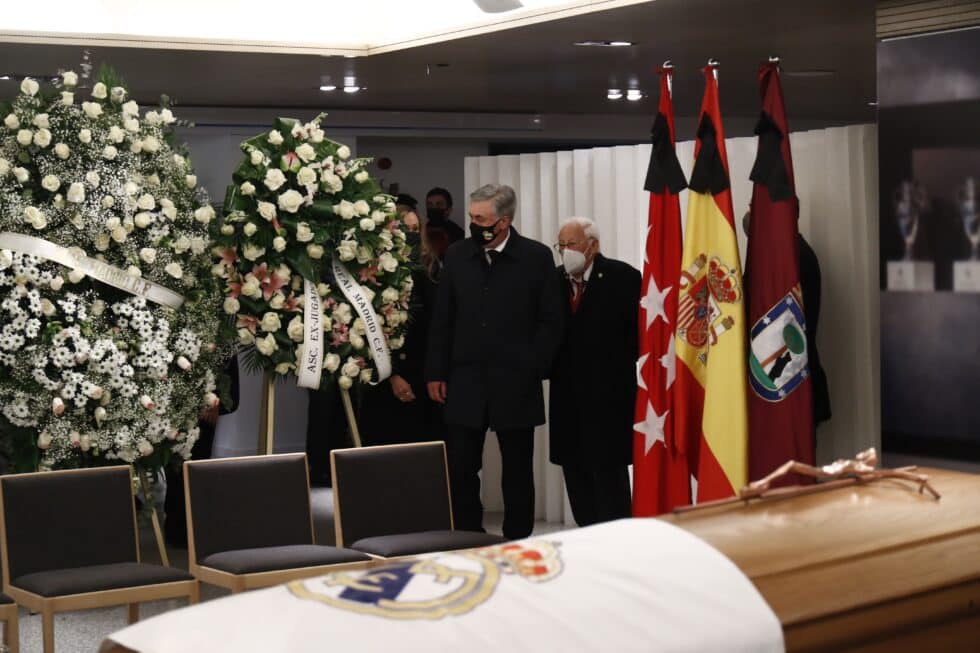 El entrenador del Real Madrid, Carlo Ancelotti (2d), y el Padre Ángel (1d) a su llegada a la capilla ardiente