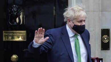Boris Johnson pelea por su supervivencia mientras los tories se movilizan para impulsar su caída