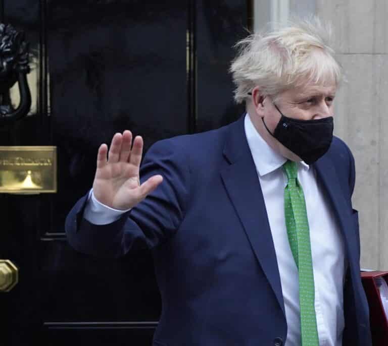 Boris Johnson pelea por su supervivencia mientras los tories se movilizan para impulsar su caída