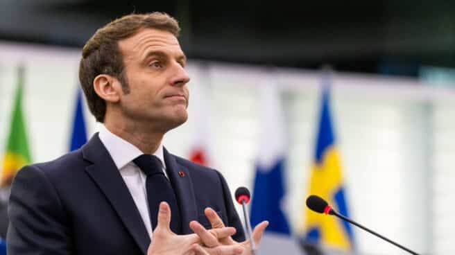 El presidente francés, Emmanule Macron, pronuncia un discurso en la sala plenaria del edificio del Parlamento Europeo durante una sesión plenaria