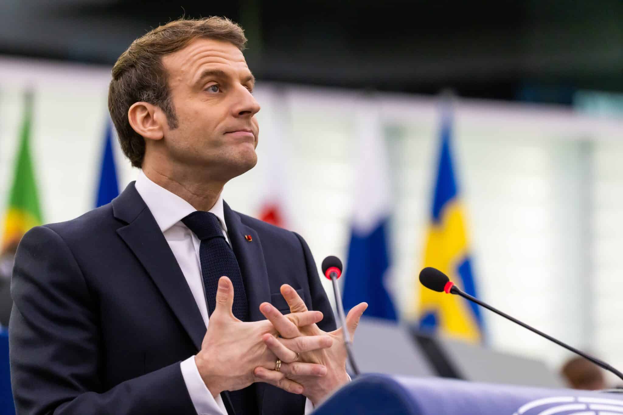 El presidente francés, Emmanule Macron, pronuncia un discurso en la sala plenaria del edificio del Parlamento Europeo durante una sesión plenaria